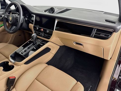 Certified 2025 Porsche Macan AWD/4WD image 31