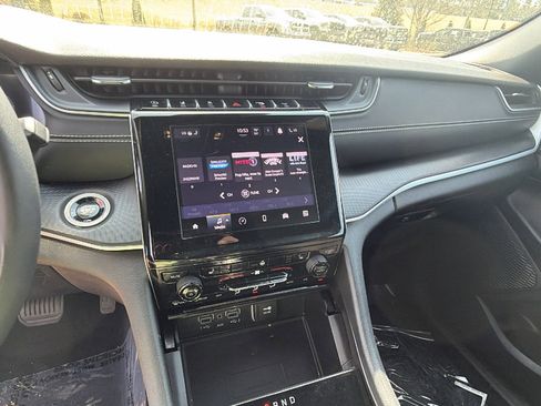 Used 2024 Jeep Grand Cherokee Altitude image 31