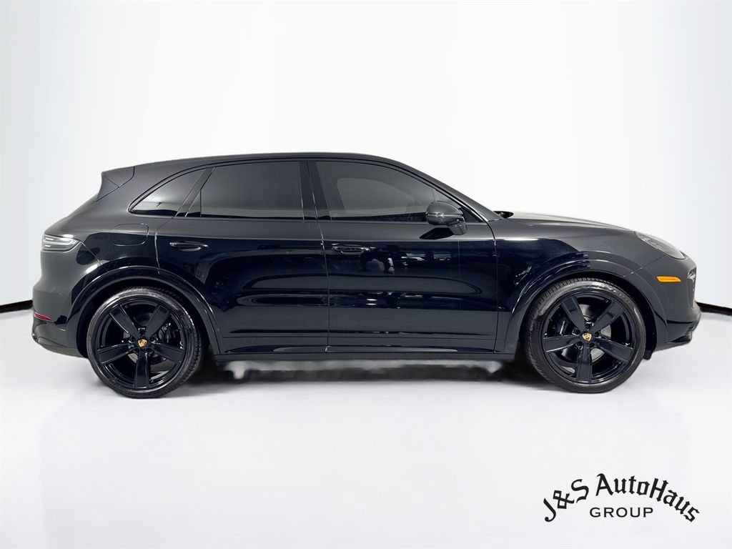 Used 2023 Porsche Cayenne GTS w/ Sport Chrono Package (8LH) AWD/4WD image 8