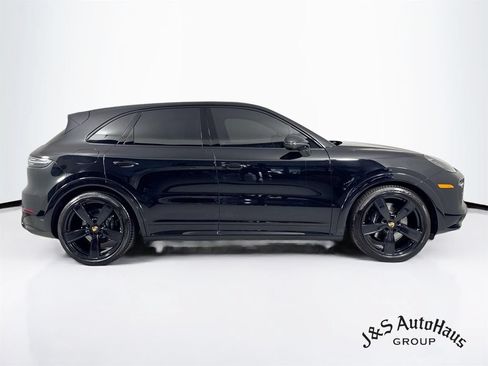 Used 2023 Porsche Cayenne GTS w/ Sport Chrono Package (8LH) AWD/4WD image 8