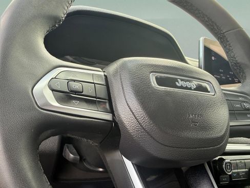 Used 2024 Jeep Compass Latitude image 16