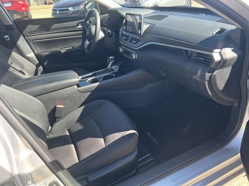Used 2024 Nissan Altima 2.5 SV image 3