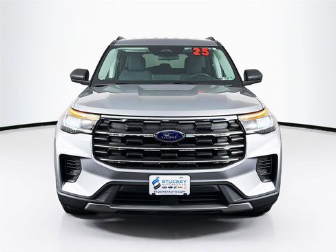 Used 2025 Ford Explorer Active AWD/4WD image 2