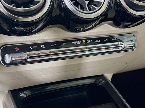 Used 2022 Mercedes-Benz GLB 250 4MATIC image 21