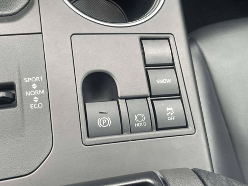 Used 2023 Toyota Highlander XLE FWD image 19