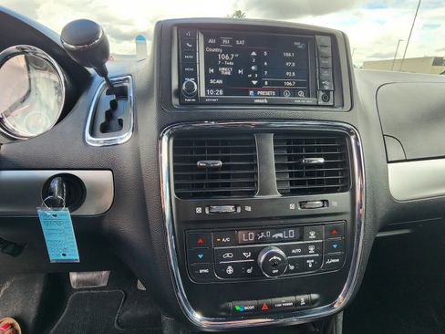 Used 2017 Dodge Grand Caravan GT FWD image 13