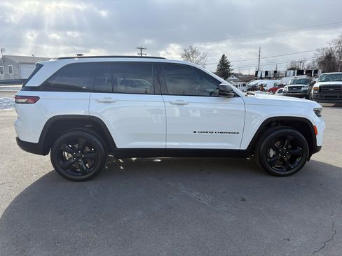 Used 2023 Jeep Grand Cherokee Limited w/ Black Appearance Package image 6
