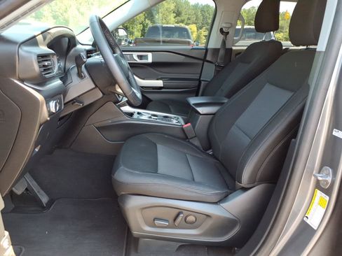 Used 2022 Ford Explorer XLT AWD/4WD image 3