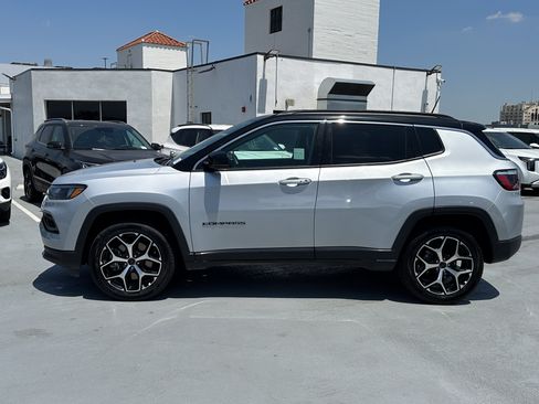 Used 2025 Jeep Compass Limited AWD/4WD image 3