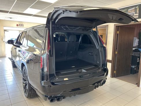 Used 2023 Cadillac Escalade ESV V image 34