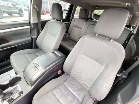 Used 2018 Toyota Highlander LE FWD image 15