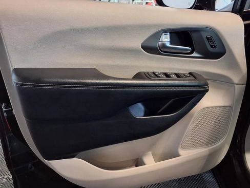 Used 2022 Chrysler Pacifica Touring-L w/ Uconnect Theater Family Group FWD image 17