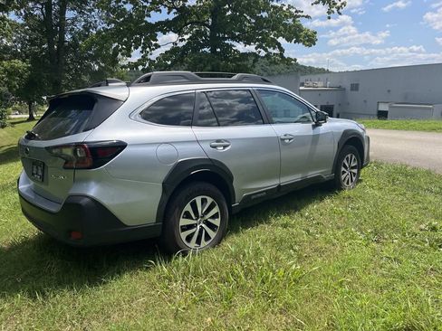 Used 2025 Subaru Outback Premium w/ Tech Package 1 AWD/4WD image 3