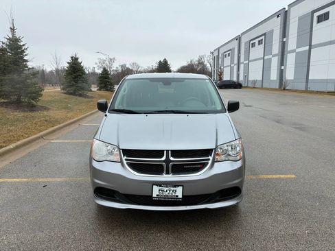 Used 2019 Dodge Grand Caravan SE w/ UConnect Hands-Free Group image 2
