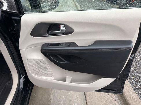 Used 2020 Chrysler Pacifica Touring-L Plus w/ Advanced Safetytec Group image 37