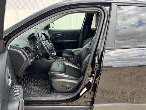 Used 2020 Jeep Cherokee Trailhawk w/ Comfort/Convenience Group AWD/4WD image 16