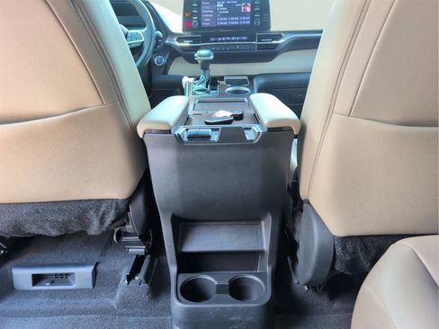Used 2024 Toyota Sienna XLE FWD image 31