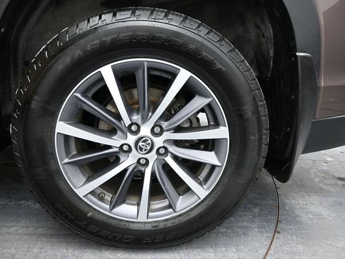 Used 2017 Toyota Highlander XLE image 42