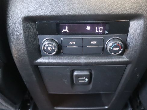 Used 2023 Chevrolet Traverse LT FWD image 15
