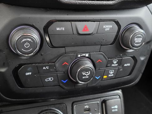 Used 2018 Jeep Renegade Latitude image 33