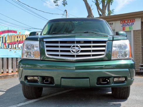 Used 2002 Cadillac Escalade AWD image 3