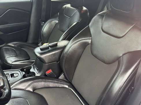 Used 2021 Jeep Cherokee Latitude Plus FWD image 18