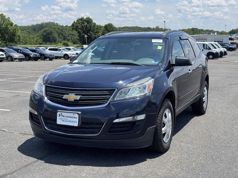 Used 2017 Chevrolet Traverse LS FWD image 3