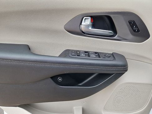 Used 2024 Chrysler Pacifica Limited FWD image 22
