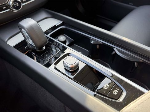 Used 2025 Volvo XC60 B5 Plus image 6