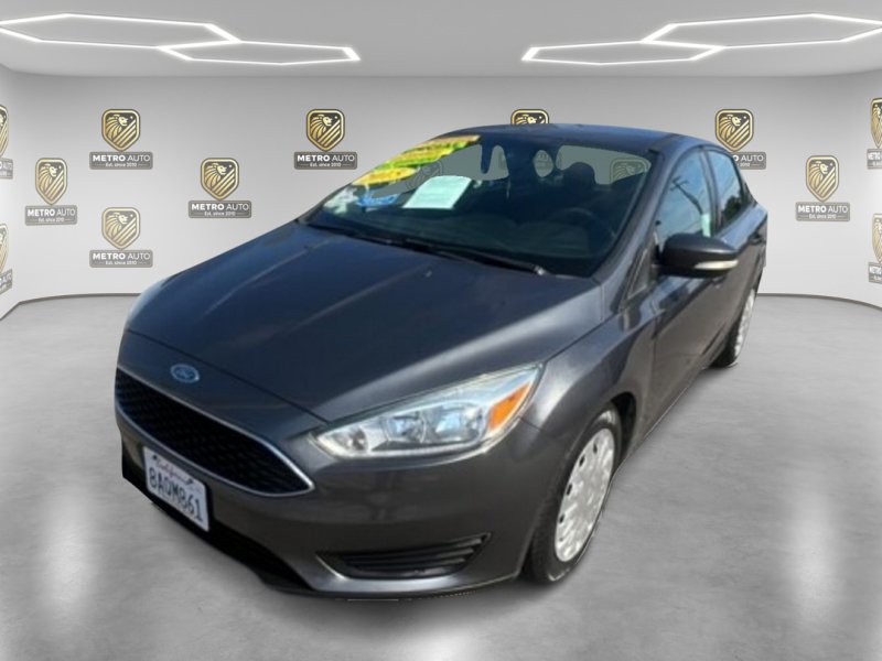Used 2015 Ford Focus SE FWD image 1