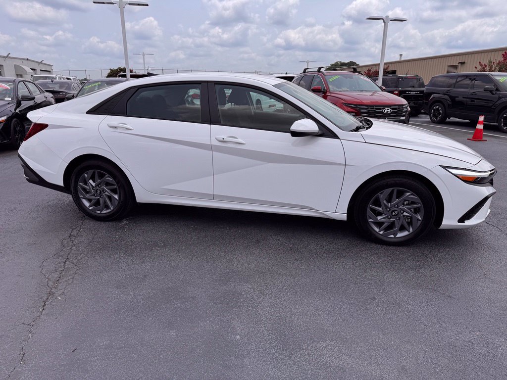 Used 2026 Hyundai Elantra Hybrid FWD image 6