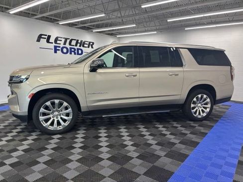 Used 2021 Chevrolet Suburban Premier w/ Premium Package AWD/4WD image 3