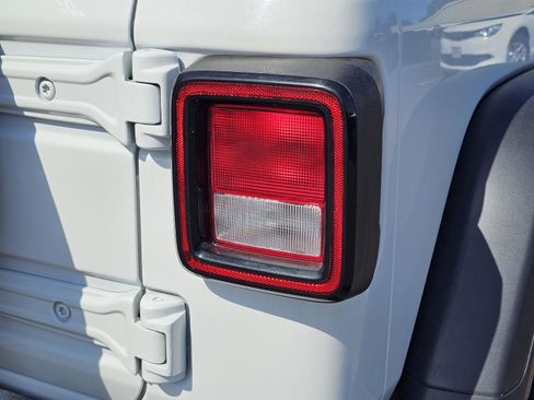 Used 2023 Jeep Wrangler Unlimited Rubicon image 17