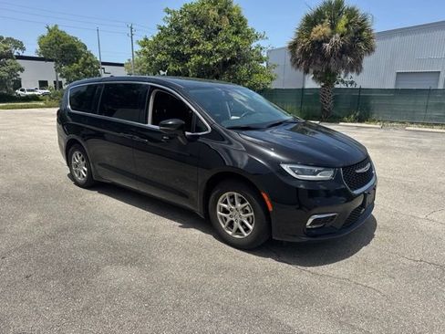 Used 2024 Chrysler Pacifica Touring-L FWD image 2