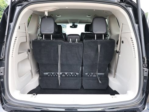 Used 2024 Chrysler Pacifica Touring-L FWD image 32