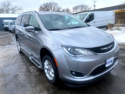 Used 2018 Chrysler Pacifica Touring-L w/ Tire & Wheel Group image 3