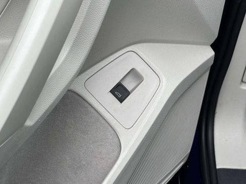 Used 2022 Volkswagen Tiguan SE w/ Panoramic Sunroof Package image 19