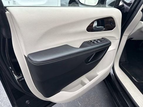 Used 2023 Chrysler Pacifica Limited FWD image 21