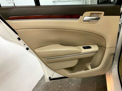Used 2011 Chrysler 300 Limited w/ Luxury Group image 31