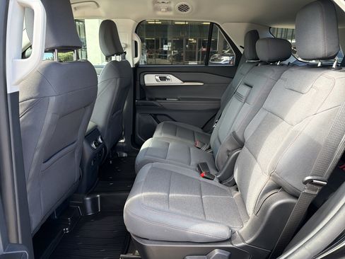 Used 2025 Ford Explorer Active AWD/4WD image 18