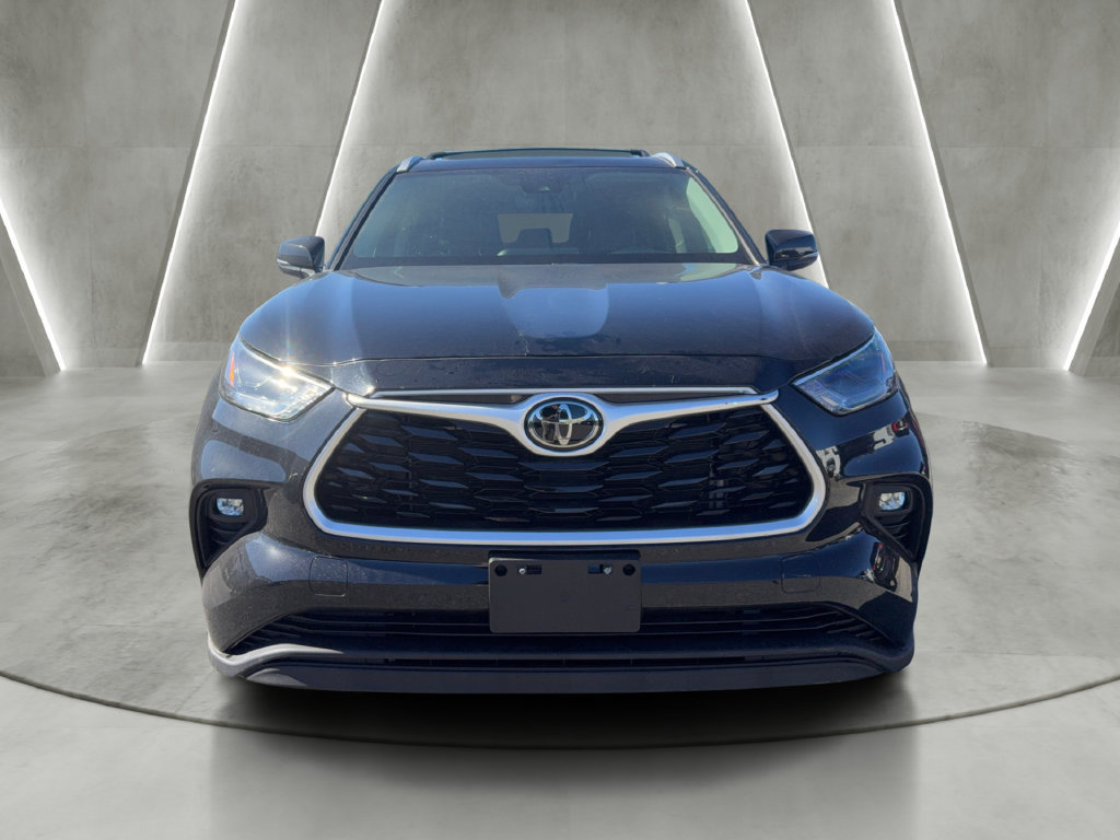 Used 2022 Toyota Highlander XLE AWD/4WD image 2