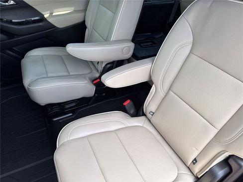 Used 2023 Chevrolet Traverse Premier FWD image 32