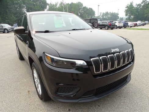 Used 2019 Jeep Cherokee 4WD Latitude w/ Cold Weather Group image 3