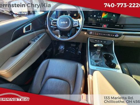 Used 2025 Kia Carnival FWD image 11