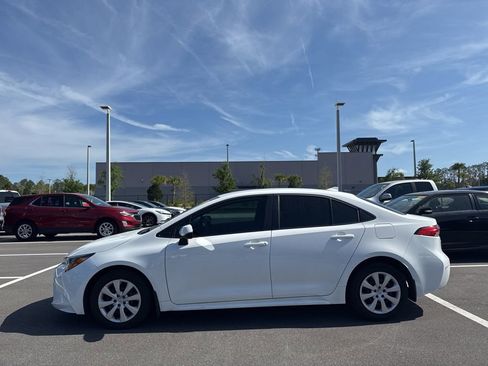 Used 2025 Toyota Corolla LE image 4