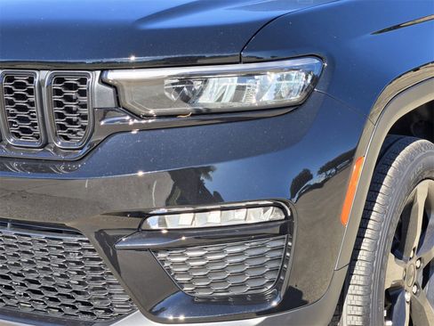 New 2025 Jeep Grand Cherokee Limited w/ Black Appearance Package image 8