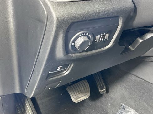 Used 2023 Jeep Grand Cherokee Laredo AWD/4WD image 10