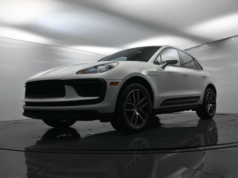 Used 2025 Porsche Macan image 49