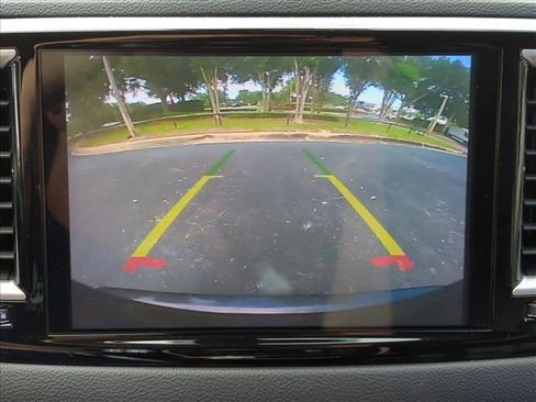 Used 2023 Chrysler Pacifica Touring-L FWD image 11