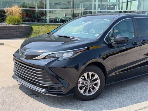 Used 2025 Toyota Sienna LE FWD image 2